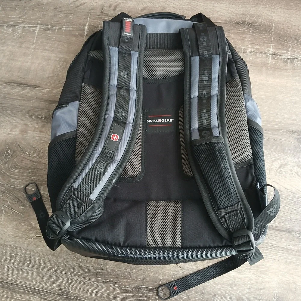 Swiss Tech broken zipper